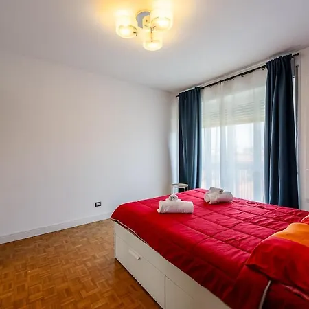 Large With Private Balcony And Workspace *