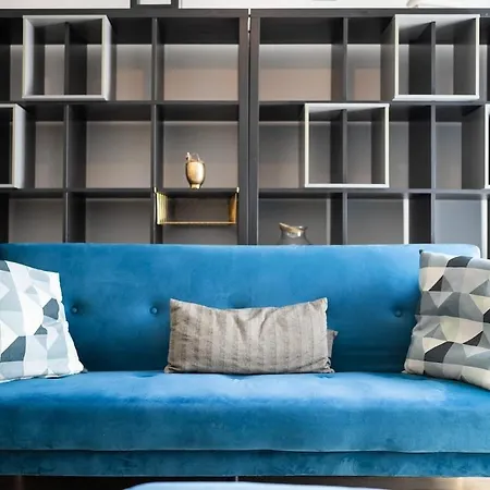 Large With Private Balcony And Workspace * Milão