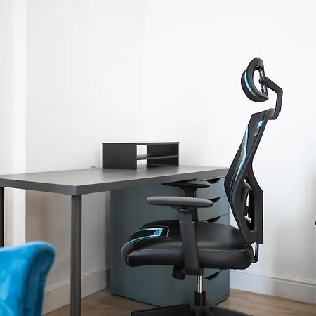 Large With Private Balcony And Workspace Milão