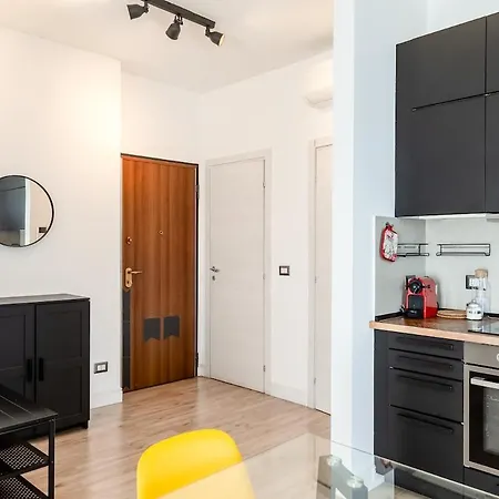 Large With Private Balcony And Workspace Milão