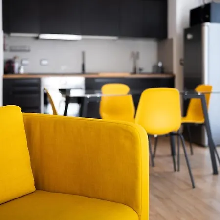 Large With Private Balcony And Workspace Apartamento