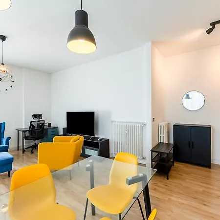Apartamento Large With Private Balcony And Workspace