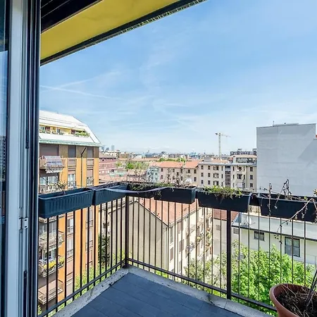 Large With Private Balcony And Workspace Milão