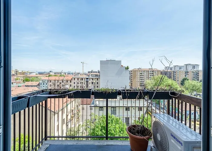 Apartment Large With Private Balcony And Workspace