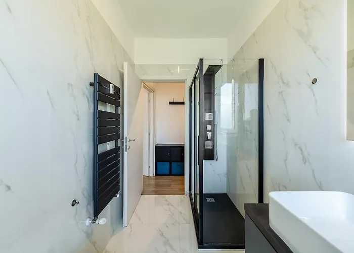 Large With Private Balcony And Workspace Apartment *