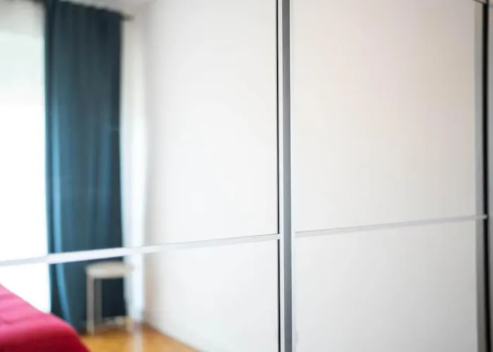 Apartment Large With Private Balcony And Workspace