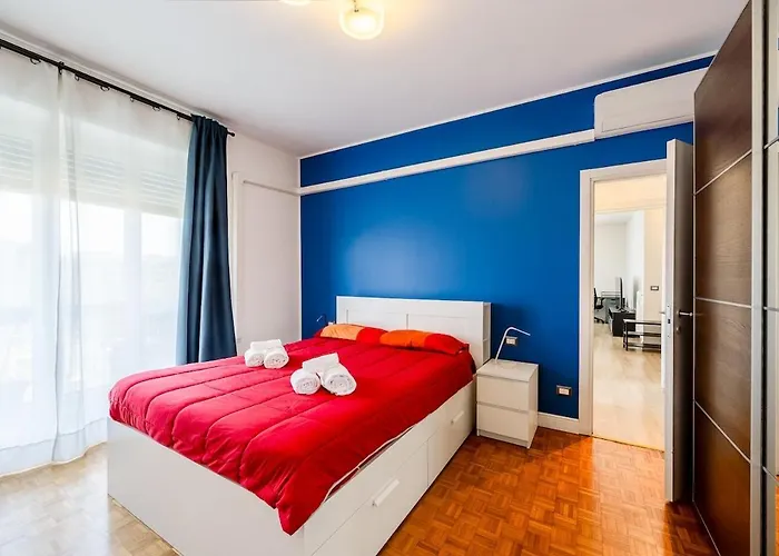 Large With Private Balcony And Workspace Apartment Milan