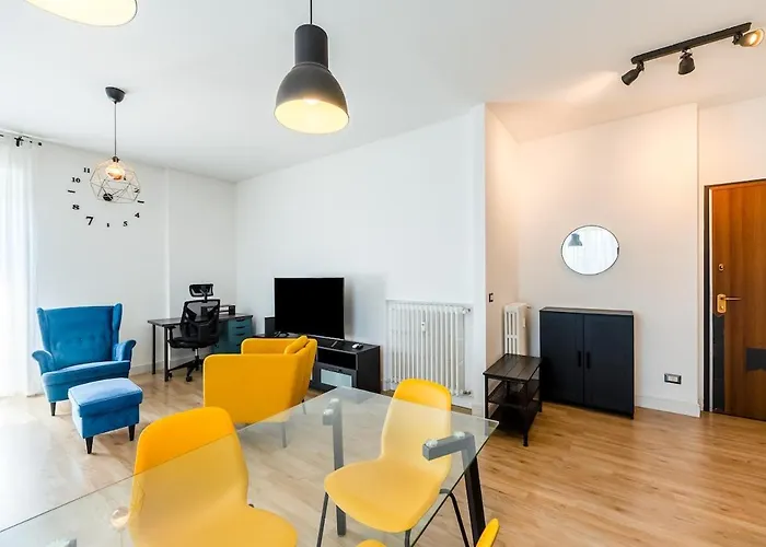 Apartment Large With Private Balcony And Workspace